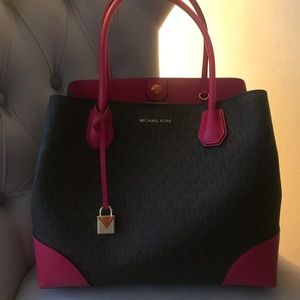Michael Kors Signature Large Mercer Bag